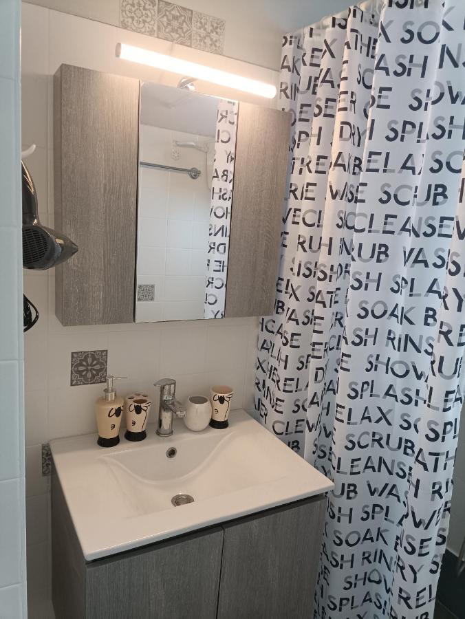 Meltemi Apartments Agia Marina  エクステリア 写真